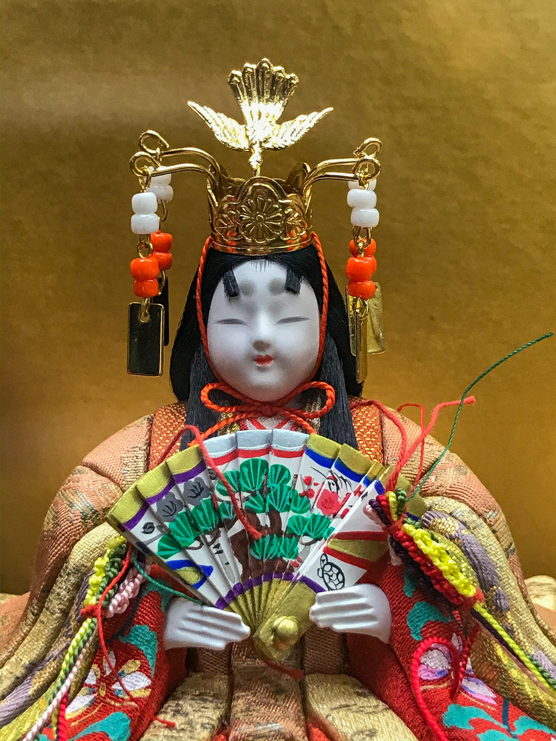 בובת הינה עם מניפה