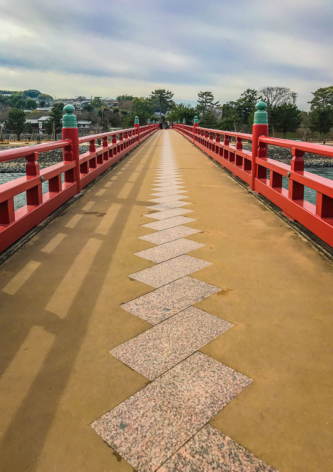 Uji