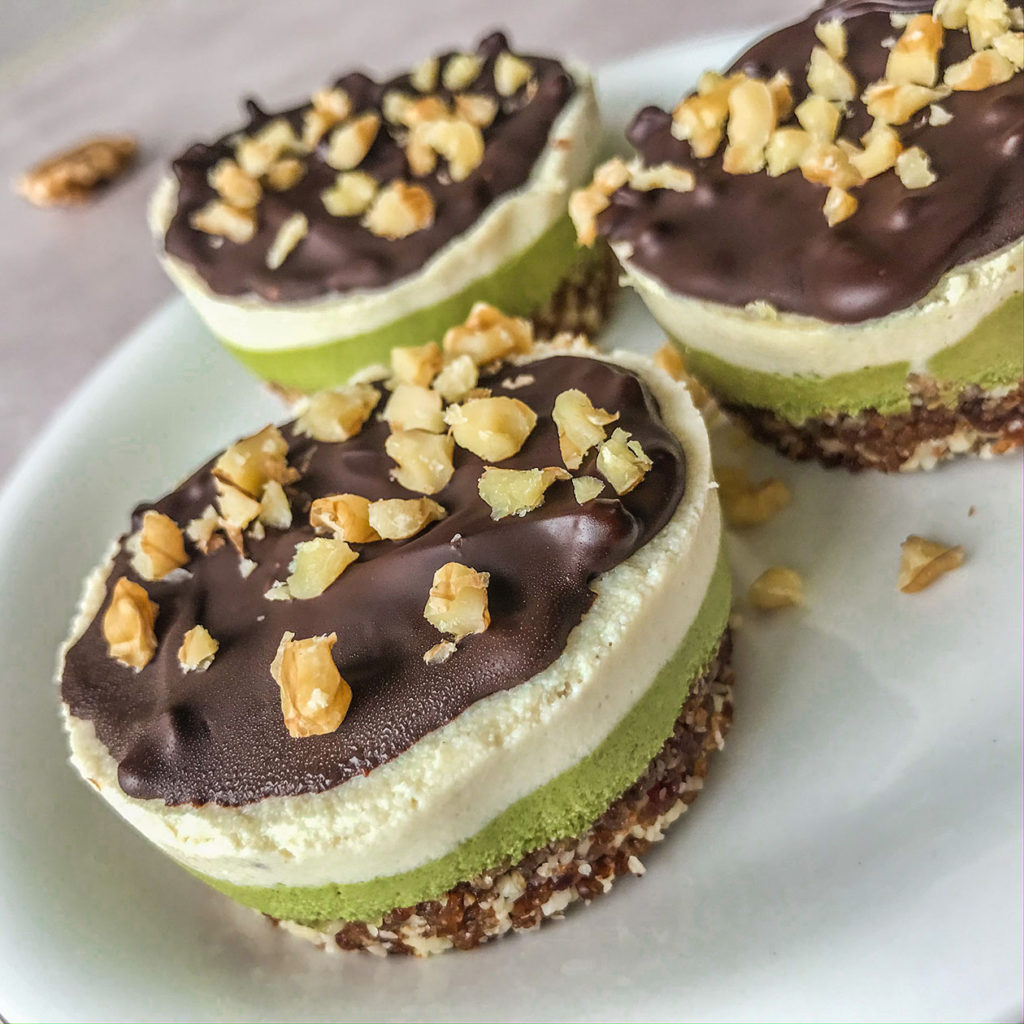 מיני עוגות גבינה מאצ'ה-שוקולד טבעוניות