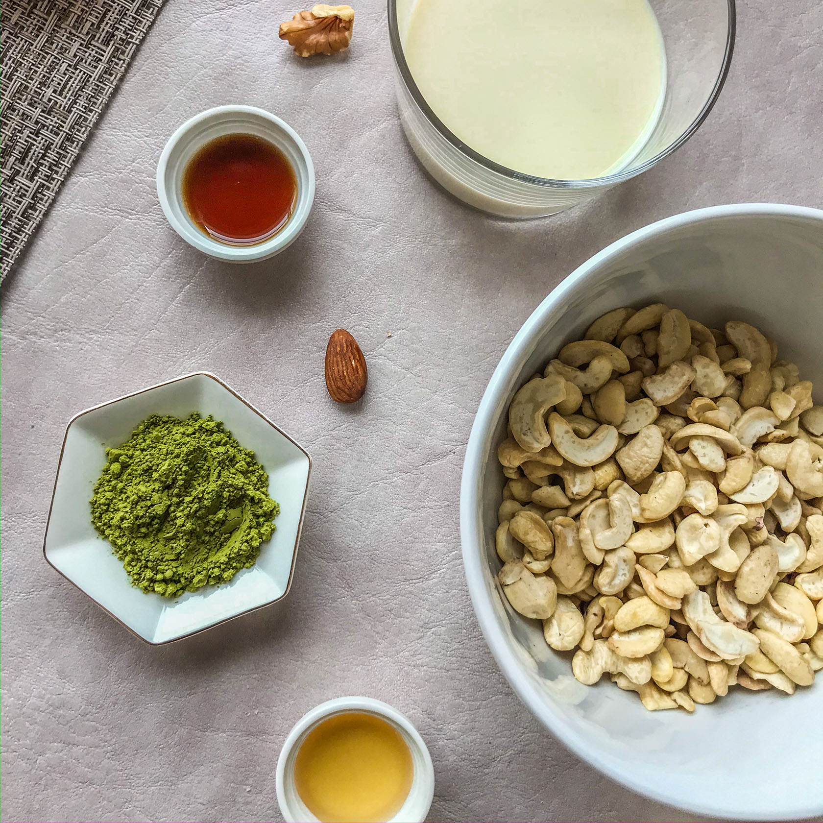 מיני עוגות גבינה מאצ'ה-שוקולד טבעוניות