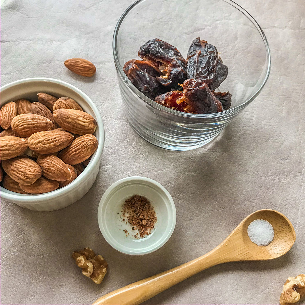 מיני עוגות גבינה מאצ'ה-שוקולד טבעוניות